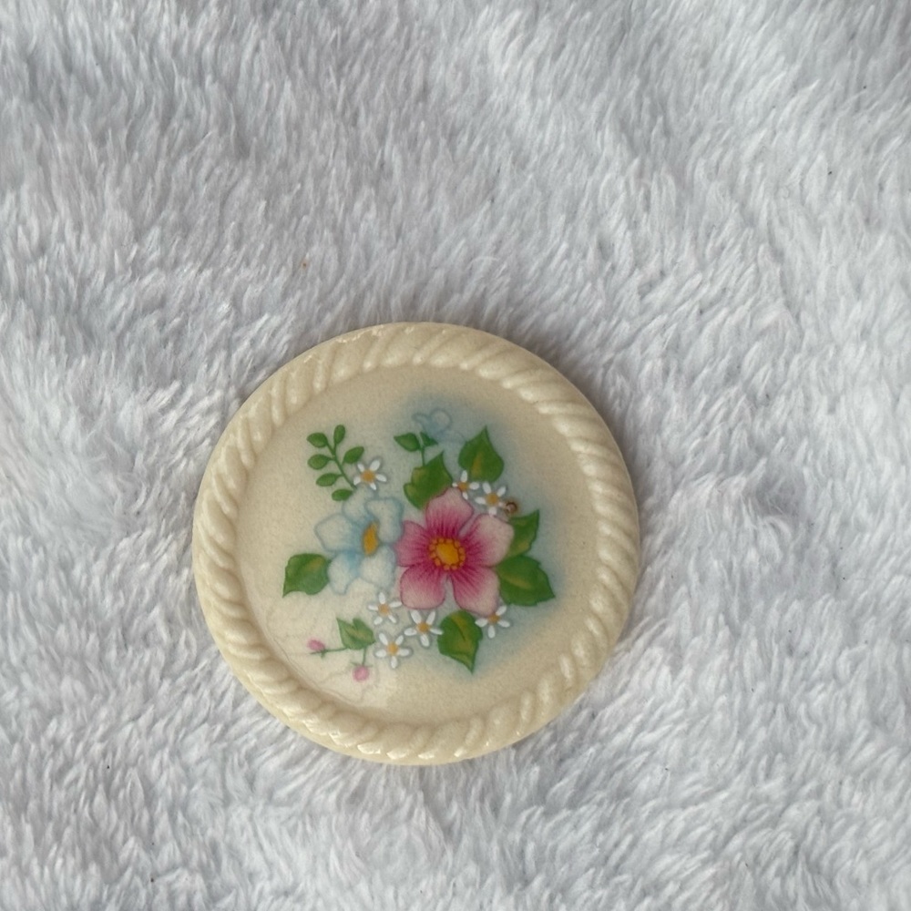 Vintage Avon Floral Ceramic Brooch with Rope Detail
